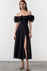 Luftiges, schulterfreies Midi-Sommerkleid mit Puffärmeln und hohem Schlitz - Schwarz